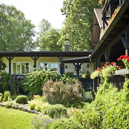 Zur Waldbahn 4*